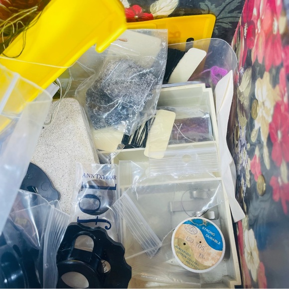 Random box sewing notions needles, looms, buttons, thread ,sewing machine parts - Picture 8 of 11